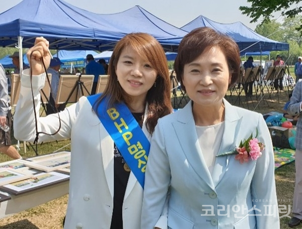 김현아 강사(왼쪽)은 행사장을 찾은 김현미 국토교통부장관(오른쪽)에게 BHP명상건강법을 소개했다. [사진=본인 제공]