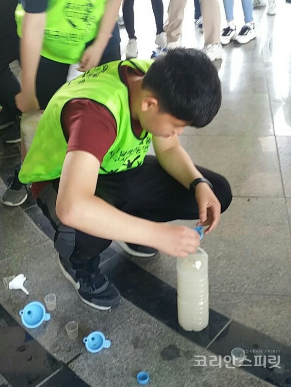 쌀뜨물로 EM활성액 만들기를 하고 있는 청소년 자원봉사자 [사진=지구시민운동연합 경기남부1지부]