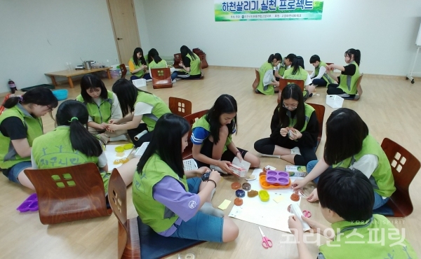 천연EM비누를 만들고 있는 청소년 자원봉사자들 [사진=지구시민운동연합 경기북부지부]