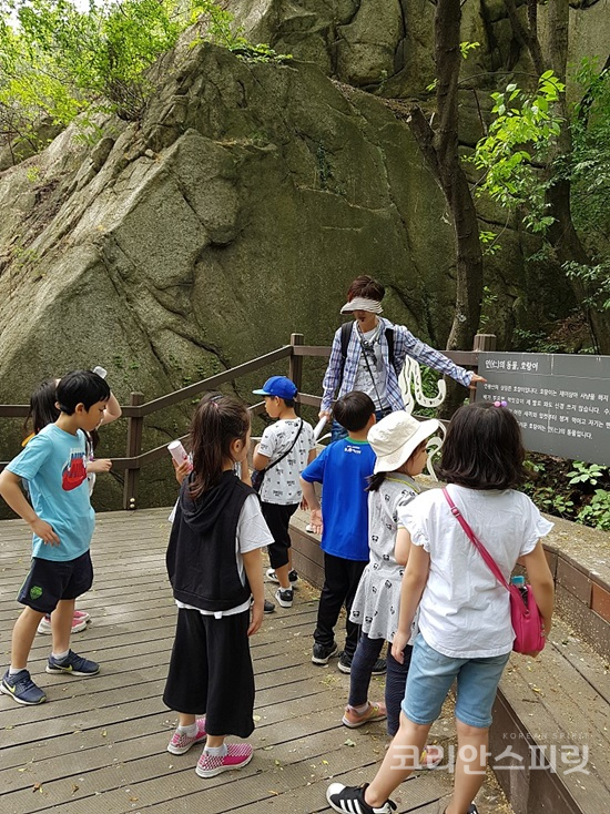 (사)우리역사바로알기가 5월 18일 서울 인왕산에서 시행한  ‘청소년과 함께하는 현충시설탐방’에 참가한 학생들이 호랑이에 관한 설명을 듣고 있다. [사진=우리역사바로알기]