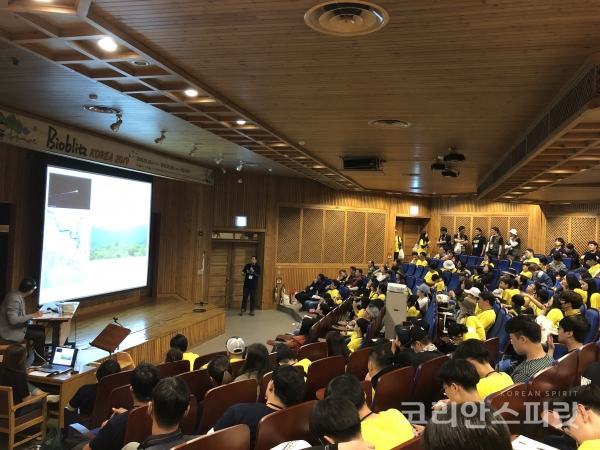 'BioBlitz Korea 2019 생물다양성을 품은 광릉숲의 생물이야기를 들어보자!'에서 'Talk 프로그램을 진행하고 있다. [사진=산림청]