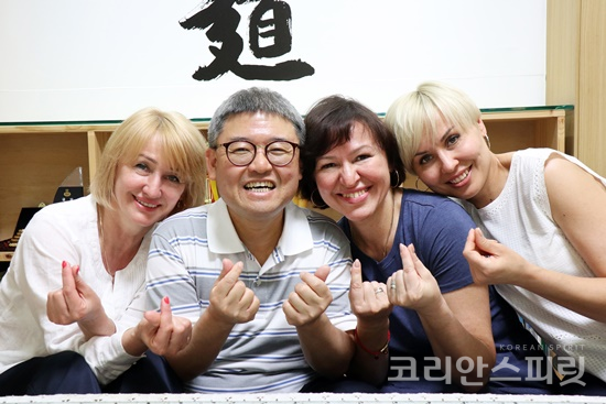 러시아에서 한국으로 단무도를 배우러 온 러시아 여성들. 가운데 있는 이가 이들과 함께온 박상우 러시아 사마라시 단요가스튜디오 원장이다. [사진=김경아 기자]