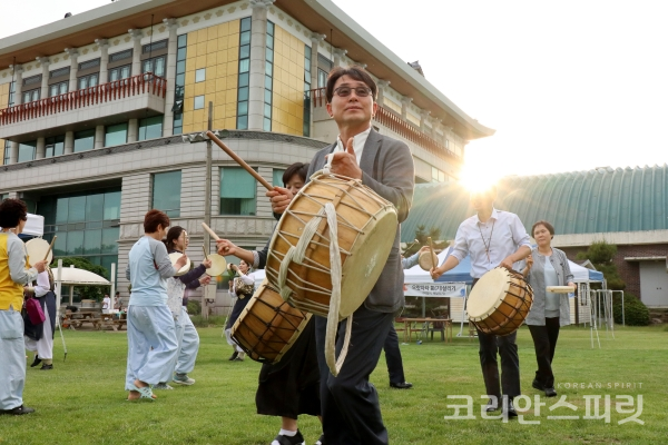기문화축제 참가자들이 흥겹게 북과 소고를 치며 국학원 잔디밭을 돌고 있다. [사진=김경아 기자]