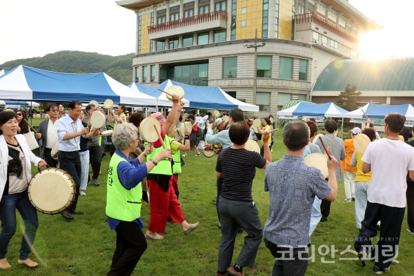 기문화축제 참가자들이 흥겹게 북과 소고를 치며 국학원 잔디밭을 돌고 있다. [사진=김경아 기자]
