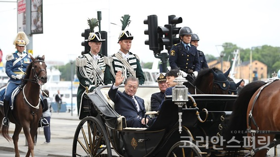 대한민국 청와대이 페이지가 좋아요 · 1시간 · 수정됨 ·  칼 구스타프 16세 (His Majesty King Carl XVI Gustaf) 스웨덴 국왕 초대로 스웨덴을 국빈 방문 중인 문재인 대통령 내외는 14일(현지시간) 오전 공식환영식 참석으로 공식 일정을 시작했다. [사진=청와대]