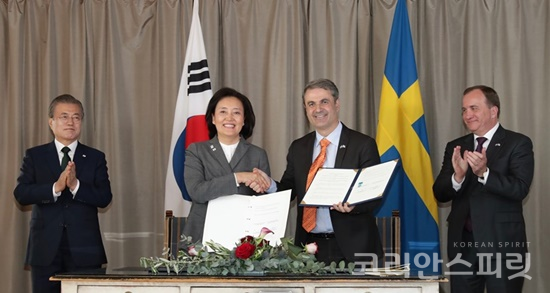 한국과 스웨덴은 정상회담 종료 후 양국 정상이 자리한 가운데,  ‘중소기업, 스타트업 및 혁신 분야 협력’, ‘산업협력’, ‘방산군수 협력’ 3건의 정부 간 양해각서(MOU)에 서명했다. [사진=청와대]
