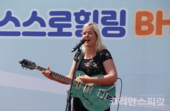 ‘한국을 여행하는 단체(Climing in Korea)’의 독일인 회원 티나 씨가 직접 기타연주를 하며 모닝 크레슨트(Morning Crescent), 마이 라이프(My life), 회전목마(Carousel) 세 곡을 불러 큰 박수를 받았다. [사진=정유철 기자]