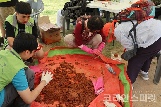 한강공원에서 16일 열린 지구시민 페스티벌에 참가자들이 흙공만들기 체험을 하고 있다. [사진=정유철 기자]