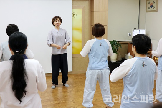 김은하 씨는 뇌교육명상 전문가로 회원들에게 뇌교육명상을 지도한다. [사진=김경아 기자]