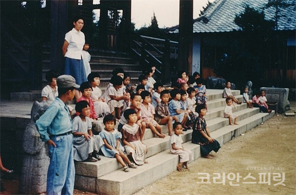 한국전쟁(1952) 당시 경천애인사에 있던 아이들. [사진=재외동포재단]