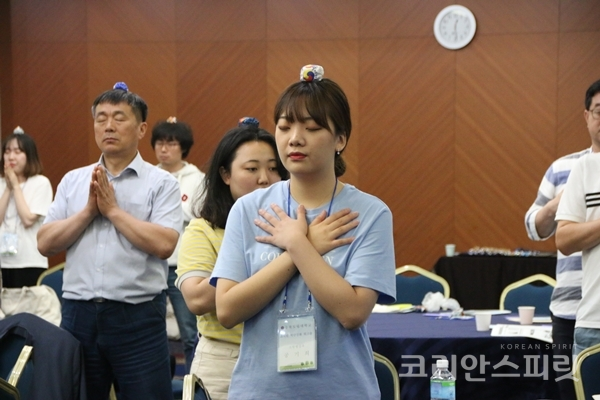 지난 26일, 충북도립대학교 교직원 역량 강화 워크숍에 참가한 이들이 천문명상을 체험하고 있다. [사진=벤자민인성영재학교]