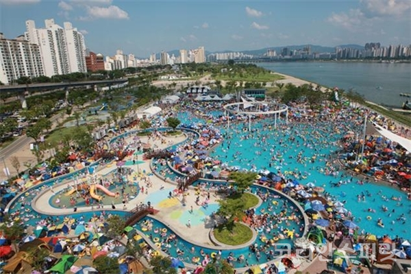 한강공원 야외수영장이 6월 28일부터 8월 25일까지 개장한다. 사진은 뚝섬 한강공원 수영장. [사진=서울시]