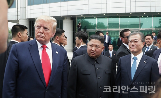 문재인 대통령과 도널드 트럼프 대통령, 김정은 북한 국무위원장이 사상 처음으로 6월 30일 판문점에서 만났다. [사진=청와대]