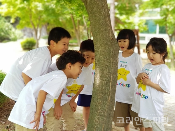 지난 6일부터 7일까지 충남 천안 국학원에서 열린 ‘주니어HSP 스페셜 캠프’에서 아이들이 자연과 교감하는 시간을 갖고 있다. [사진=BR뇌교육]