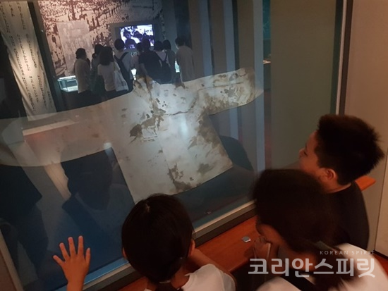 백범김구기념관에 전시한 피살 당시 김구 선생이 입고 있던 옷을 학생들이 보고 있다. [사진=우리역사바로알기]
