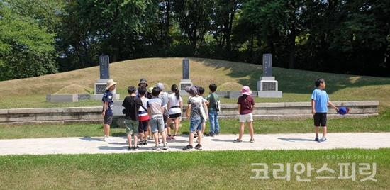 효창공원 임시정부요인묘역에서 학생들이 해설을 듣고 있다. [사진=우리역사바로알기]