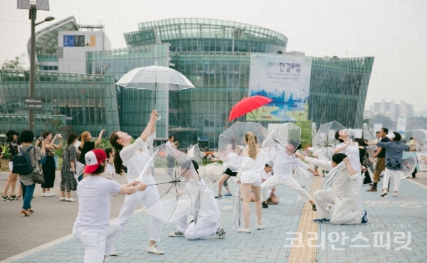 8월 9일, 10일 여의도한강공원에서는 커뮤니티 댄스 ‘빨간 우산’ 무용수 및 커뮤니티 댄스 공연팀들이 한강의 곳곳을 무대로 진행하는 커뮤니티 댄스 페스티벌이 펼쳐진다. [사진=한강몽땅 여름축제 2019 홈페이지]