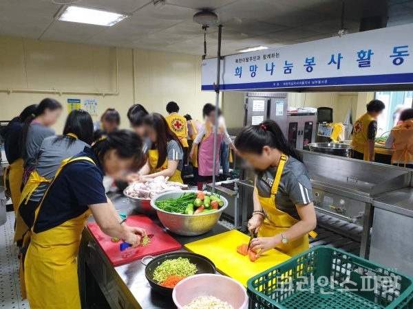 지난 11일 북한이탈주민정착지원사무소(하나원) 교육생과 대한적십자사 봉사원들이 '닭곰(삼계탕의 북한사투리) 나눔 봉사활동'을 했다. [사진=통일부]
