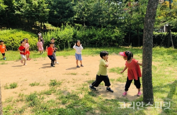 어린이들이 생태친화형 어린이집에서 숲높이를 즐기고 있다. [사진=서울시]