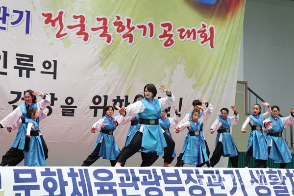 전남 '남도의 비상'동호회의 일반부 단체전 경연모습. [사진=김경아 기자]