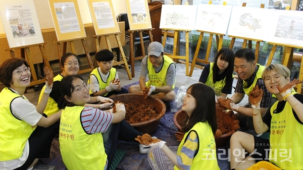 ‘2019(단기 4352) 지구시민 선도명상축제’에 참가한 이들이 EM흙공 만들기 체험을 하고 있다. [사진=선도문화연구원]