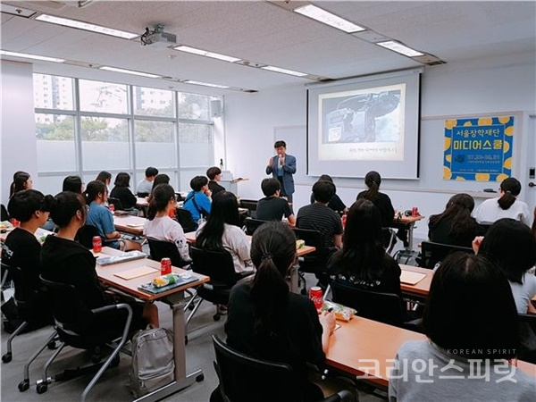 지난 20일 열린 '미디어스쿨'에서 구수환 전(前) KBS PD가 '미디어의 이해'라는 주제로 강연하고 있다. [사진=서울시]