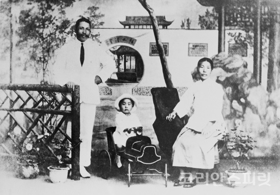 김구 선생 가족 사진(1921). 상하이 대한민국 임시정부 시절 촬영한 가족사진으로 왼쪽부터 김구, 큰아들 김인, 아내 최준례의 모습이 보인다. [사진=독립기념관]