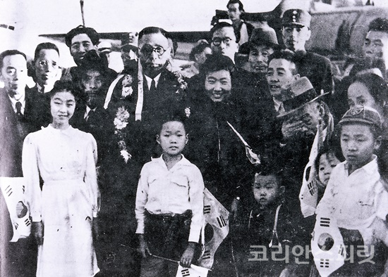 임시정부 요인 환국 환영. 1945년 11월 23일 김구 선생은 임시정부 요인 1진과 함께 환국하였다. 국민은 독립전쟁에서 이기고 돌아왔다는 뜻을 담아 ‘개선환영회’를 열었다. [사진=국가보훈처]