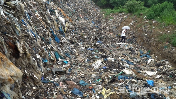 현재 경북 의성에 위치한 17만 톤의 쓰레기 산을 비롯해 대한민국 곳곳에 235개의 쓰레기 산이 산재해 있다. '지지배'와 '앙코르 유니버스' 청년들이 답사하는 모습. [사진=지지배 제공]