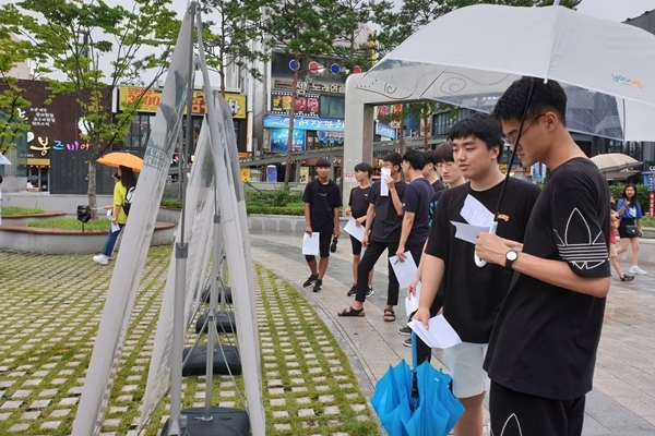 지난 15일, 대전 우리들공원에서 열린 제74주년 광복절 기념행사에 참가한 이들이 일제강점기 때 독립운동가들의 활약상이 적혀있는 배너를 보고 있다. [사진=대전국학원]