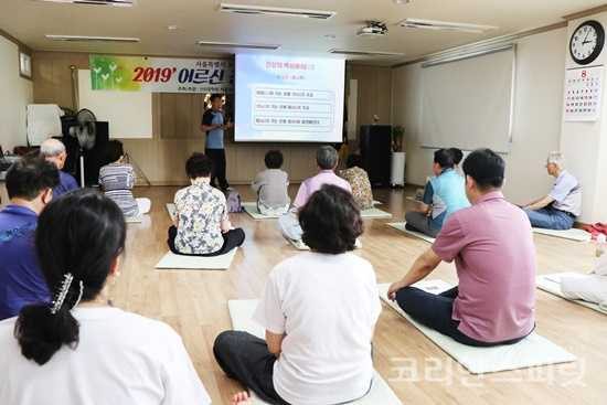 서울국학원의 2019 장생아카데미에 참석자들이 '심기혈정' 의 원리에 관한 설명을 듣고 있다. [사진=김경아 기자]