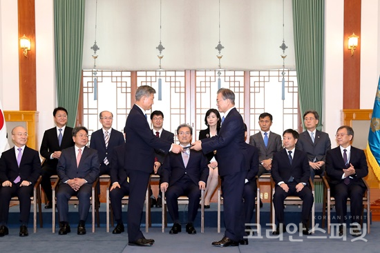문재인 대통령은 19일 청와대 본관에서 박삼득 국가보훈처장에 임명장을 수여했다. [사진=청와대]