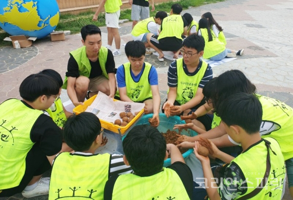 자원봉사자 학생들이 친환경EM흙공을 직접 만드는 모습 [사진=지구시민운동연합 대전지부]