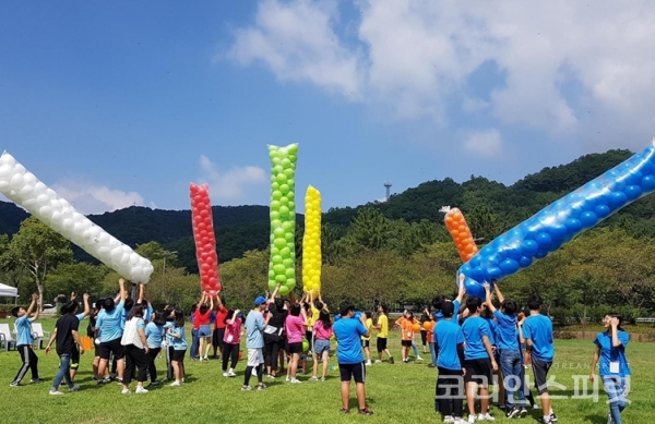 2018년 한국수자원공사 청소년 물환경교육 진행 중 야외 공동체 활동 모습 [사진=환경부]