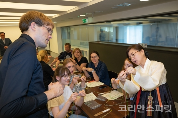 지난 2일~5일, 주 폴란드 한국문화원에서 열린 '2019 한국무형문화재주간'에 참가한 현지인들이 매듭장 체험을 하고 있다. [사진=문화재청]