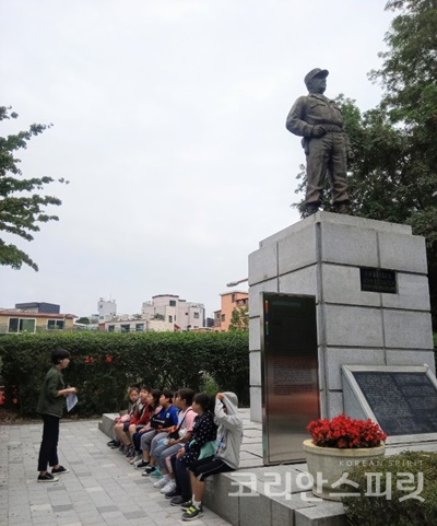 존 비 코울터 장군 동상 앞에서 해설을 듣는 학생들. 서울어린이대공원 후문에는 을지문덕 동상이 있고 맞은편에는 6.25전쟁 때 공을 세운 미국의 존 비 코울터 장군 동상이 서있다. [사진=우리역사바로알기]