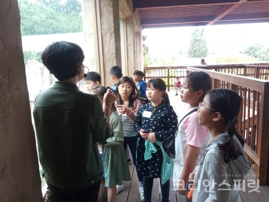 동물원에서 해설을 듣는 학생들. [사진=우리역사바로앍기]