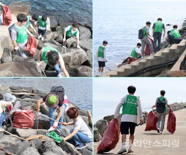 서귀포항 인근 바닷가에서 쓰레기를 수거하는 지구시민운동연합 회원들과 자원봉사자들. [사진=김경아 기자]