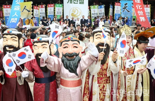 개천 경축 퍼레이드를 마친 서울 보신각에서 단군할아버지로 분장한 국학회원들이 카메라를 향해 환한 미소를 보내고 있다. [사진=김경아 기자]