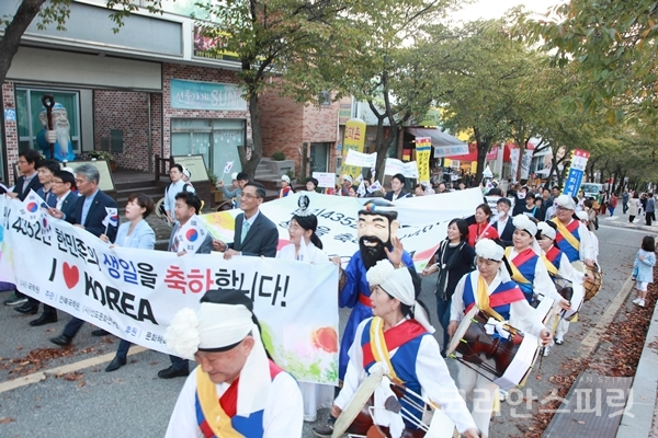 지난 3일, 모악산 관광단지에서 열린 개천문화 축제에 참가한 시민들이 거리 퍼레이드를 진행하고 있다. [사진=전북국학원]