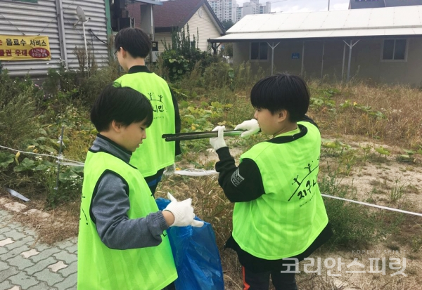 2부 행사가 시작하기 전, 춘천 대룡중학교 학생들과 자원봉사자 학생들이 소양강 스카이워크 주변의 쓰레기를 줍는 등 환경정화활동을 펼쳤다. [사진=지구시민운동연합 강원지부]