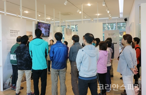 일본인 명상여행단이 모악산 관광단지 내 일지 브레인아트 갤러리를 관람하고 있다. [사진=선도문화연구원]