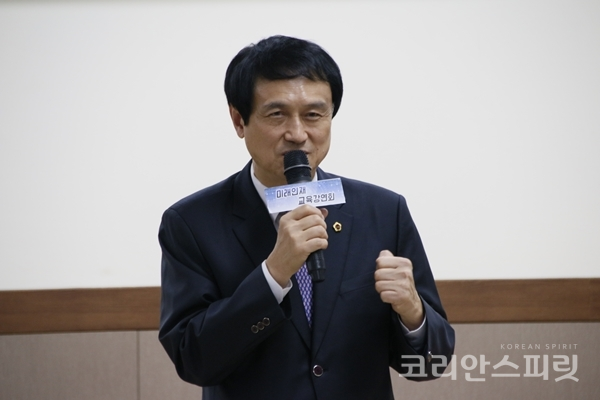 김희수 전북도의회 의원이 지난 26일에 열린 미래인재 교육강연회에서 축사를 하고 있다. [사진=벤자민인성영재학교]