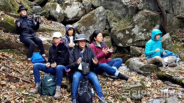 미국 명상여행단이 지난 7일, 모악산에서 명상을 체험하고 있다. [사진=선도문화연구원]