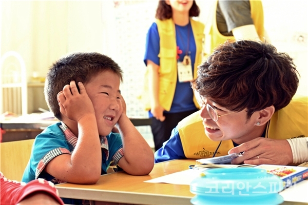 서울동행 활동에 참여하고 있는 초등학생 어린이(왼쪽)와 대학생 멘토. [사진=서울시]