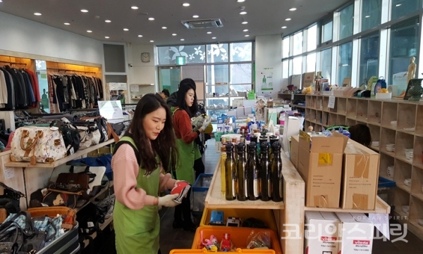 지난해 11월 30일 열린 ’아름다운 하루‘ 행사에서 한국환경공단 자원봉사 직원이 아름다운가게 분당 이매점에서 물품판매를 지원하고 있다. [사진=환경부]