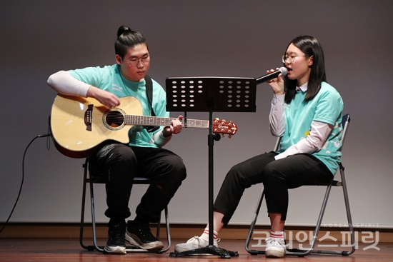 벤자민인성영재학교 박종찬(왼쪽), 유서영 학생이 기타 연주에 맞춰 노래 공연을 하고 있다. [사진=김경아 기자]