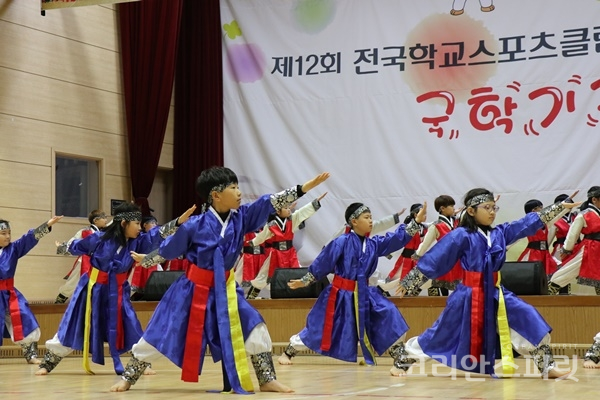 광주불로초등학교 3학년 선수들이 단공대맥형 경연을 펼쳤다. [사진=강나리 기자]