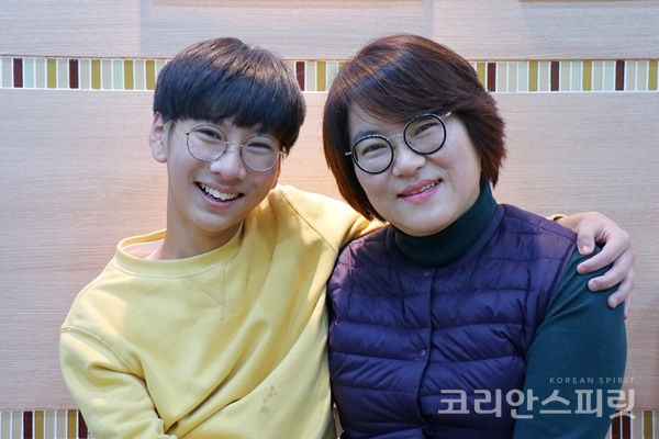 송재영 군과 어머니 서미정 씨(오른쪽). 서미정 씨는 