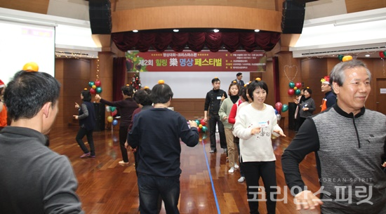 국학원이 개최한 제2회 명상樂페스티벌에서 참가자들이 장생보법 천문명상을 하고 있다. [사진=국학원]